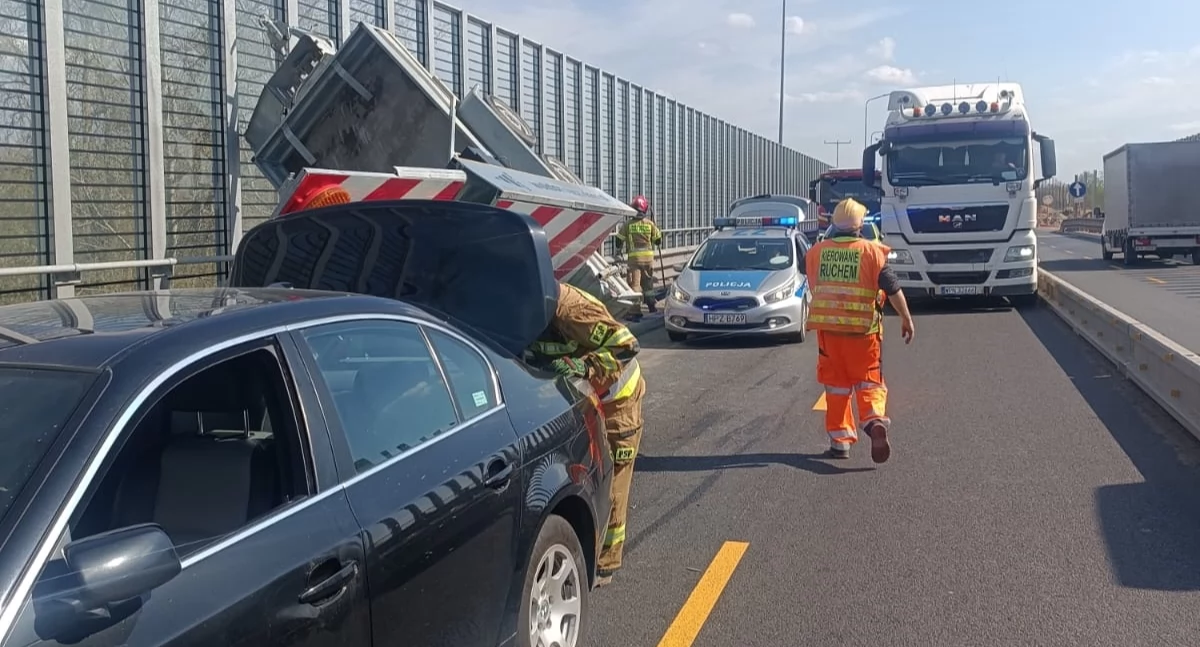 BMW uderzyło w przyczepę sygnalizacyjną na trasie S7 w Sadach (fot. KP PSP w Nowym Dworze Mazowieckim)