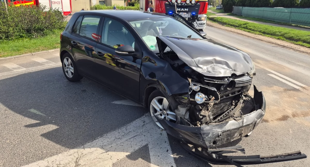 Zderzenie Volkswagena i BMW na skrzyżowaniu Płońskiej i Słonecznej w Nasielsku (fot. KP PSP w Nowym Dworze Mazowieckim)