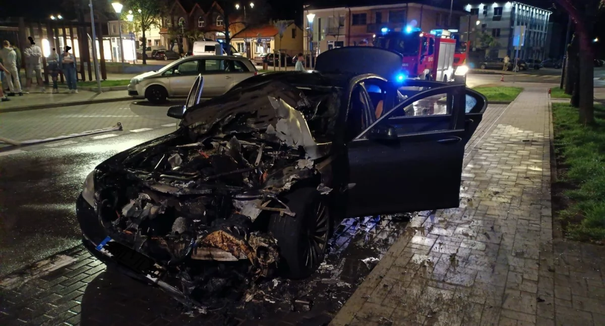 Pożar BMW w centrum Nasielska (fot. KP PSP w Nowym Dworze Mazowieckim)