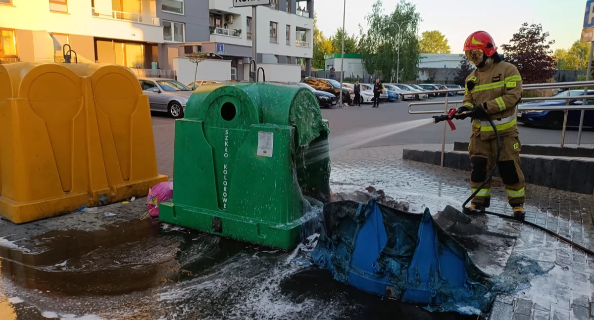 Pożar kontenerów na odpady przy ulicy Jarzębinowej w Nowym Dworze Mazowieckim (fot. KP PSP w Nowym Dworze Mazowieckim)