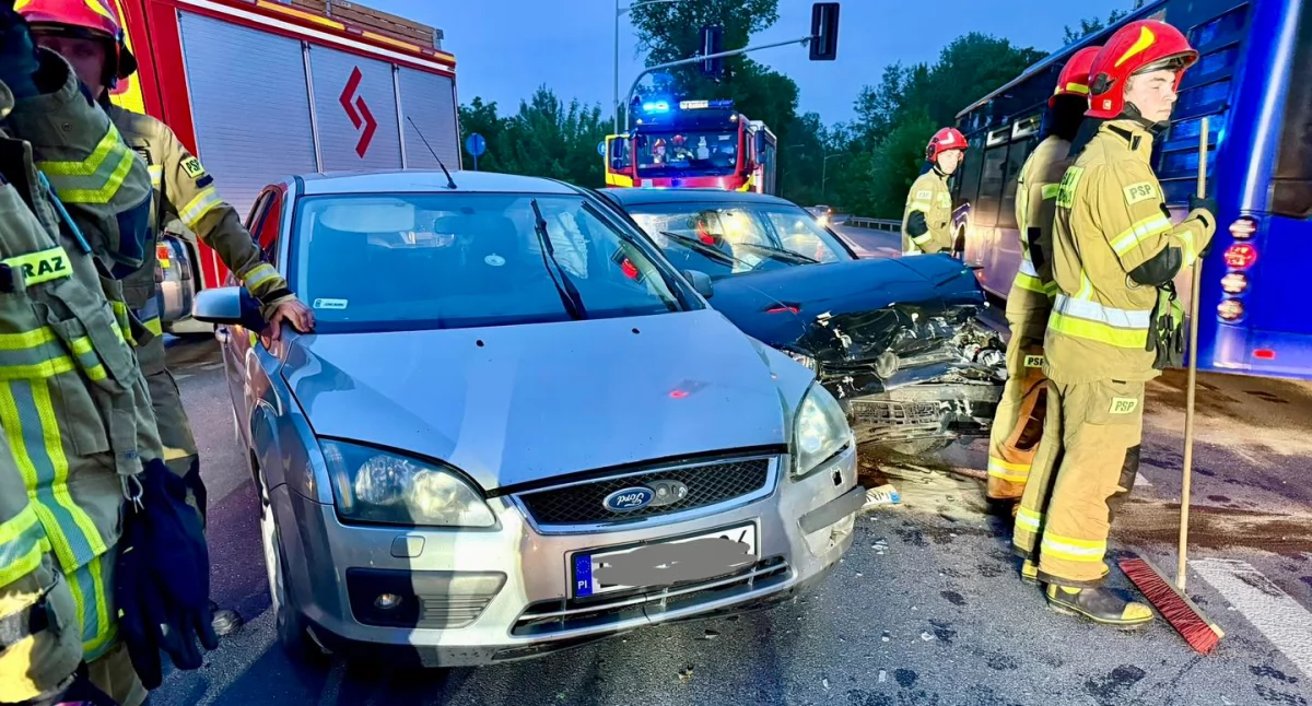 Zderzenie Forda i Volkswagena na Morawicza w Nowym Dworze Mazowieckim (fot. OSP Nowy Dwór Mazowiecki)