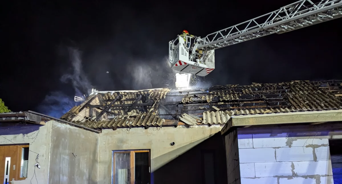 Pożar budynku na posesji w Strubinach (fot. KP PSP w Nowym Dworze Mazowieckim)