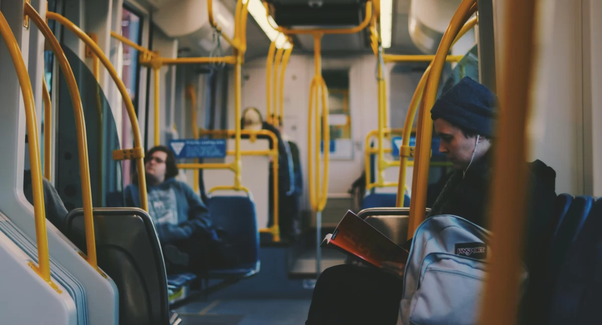 Zdjęcie dodane przez Alexander Isreb: https://www.pexels.com/pl-pl/zdjecie/ludzie-w-autobusie-1784142/
