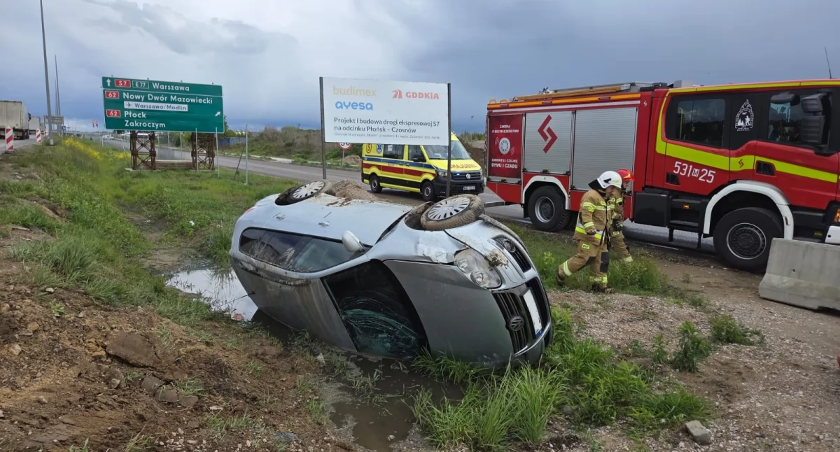 Volkswagen wypadł z trasy S7 do rowu w Zakroczymiu (fot. KP PSP w Nowym Dworze Mazowieckim)