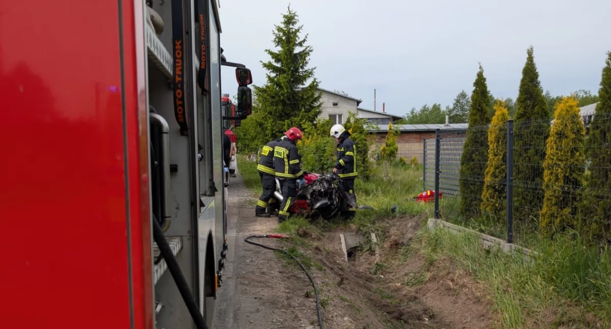 W Psucinie motocyklista wypadł z drogi i uderzył w ogrodzenie posesji (fot. KP PSP w Nowym Dworze Mazowieckim)