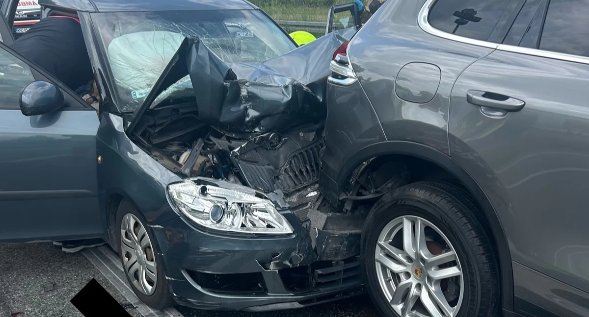 Zderzenie Skody i Porsche na S7 w Palmirach (fot. KP PSP w Nowym Dworze Mazowieckim)