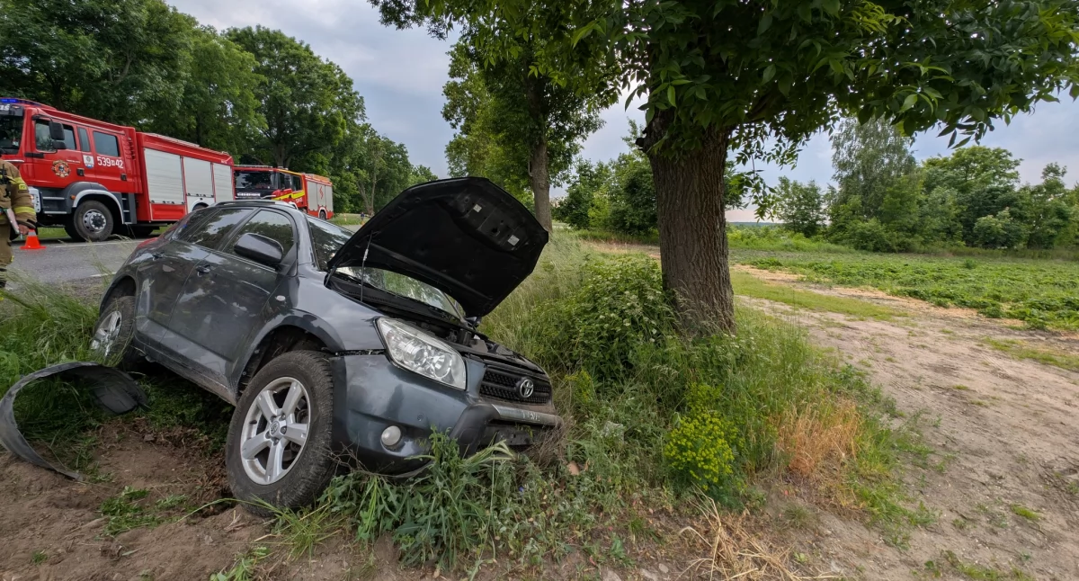Zderzenie auta osobowego z pojazdem ciężarowym na DK 62 w Czarnowie (fot. KP PSP w Nowym Dworze Mazowieckim)