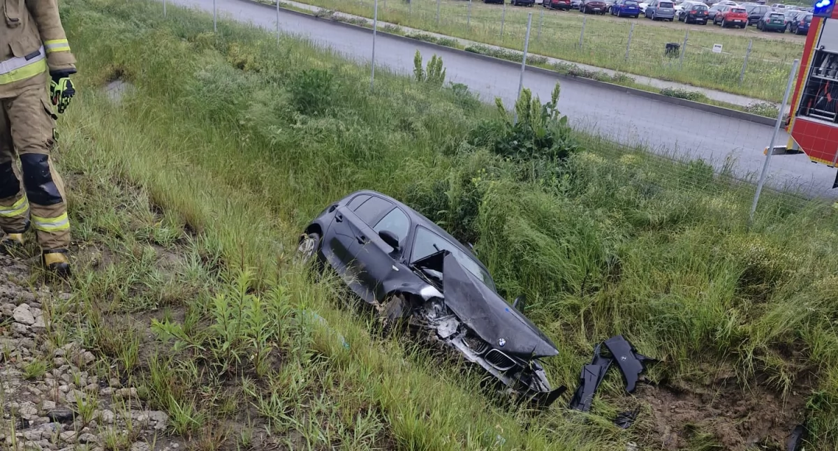 W Zakroczymiu BMW zjechało z trasy S7 do rowu (fot. KP PSP w Nowym Dworze Mazowieckim)