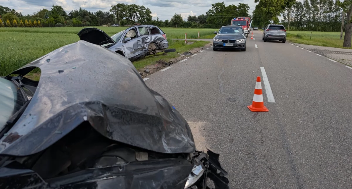 Wypadki drogowe, Nasielsk Zderzenie Volvo Mazewie Dworskim Wyprzedzanie trakcie skrętu - zdjęcie, fotografia