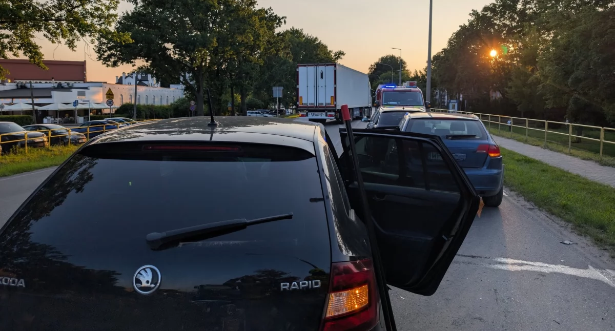 Wypadki drogowe, Dwór Mazowiecki Zderzenie Skody dwóch Wojska Polskiego Sprawca kolizji ukarany mandatem - zdjęcie, fotografia