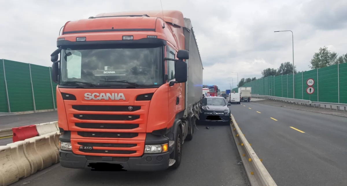 Zderzenie ciężarowej Scanii i osobowego Mercedesa w Zakroczymiu na trasie S7 (fot. KP PSP w Nowym Dworze Mazowieckim)