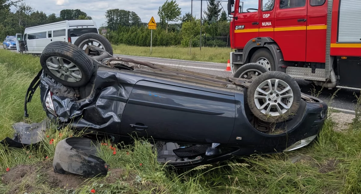 Zderzenie dwóch aut na DW 632 w Lorcinie (fot. KP PSP w Nowym Dworze Mazowieckim)