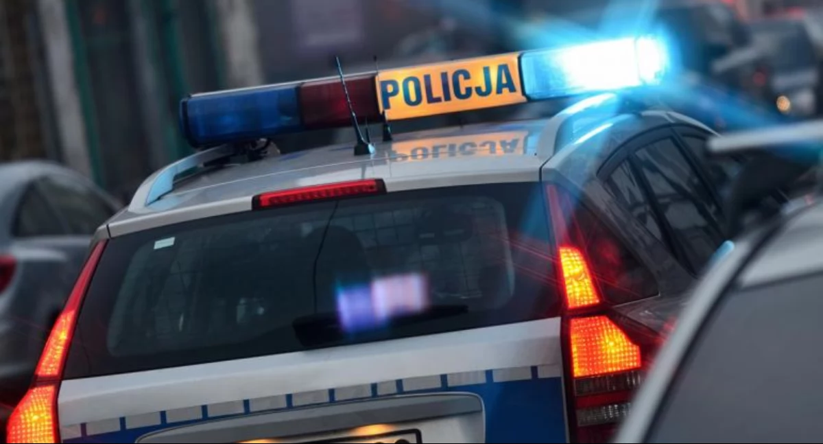 Służby, Dwór Mazowiecki latek stoisku handlowym sprzedawał słodycze tylko Policjanci zabezpieczyli ponad paczek nielegalnych papierosów - zdjęcie, fotografia