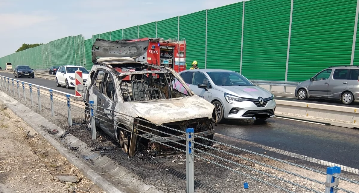 Pożar auta na trasie S7 w gminie Czosnów (fot. KP PSP w Nowym Dworze Mazowieckim)