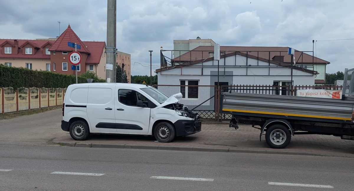 Zderzenie trzech dostawczaków na Warszawskiej w Nasielsku (fot. KP PSP w Nowym Dworze Mazowieckim)
