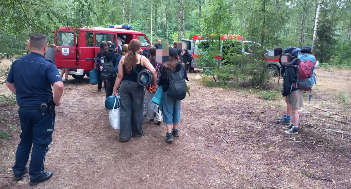 Ewakuacja uczestników obozu harcerskiego (fot. KP PSP w Nowym Dworze Mazowieckim)