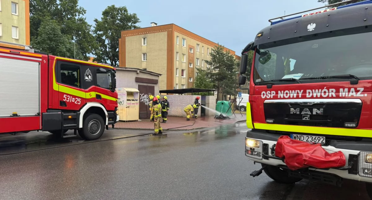 Pożar kontenera na odpady przy Wyszyńskiego w Nowym Dworze Mazowieckim (fot. OSP Nowy Dwór Mazowiecki)