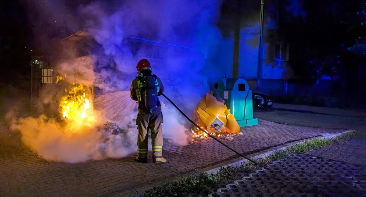 Pożar kontenerów na odpady w Nowym Dworze Mazowieckim (fot. KP PSP w Nowym Dworze Mazowieckim)