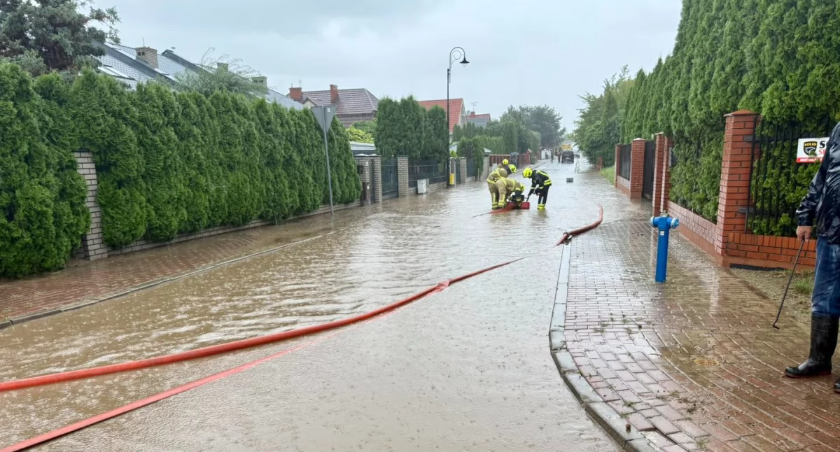 Strażacy wypompowujący wodę z zalanej ulicy w poniedziałek, 28 lipca (fot. OSP Nowy Dwór Mazowiecki)