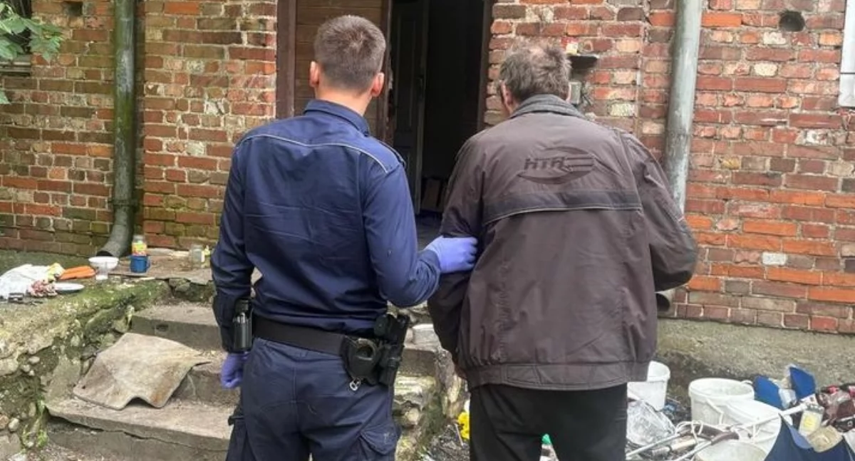 Policjant z zatrzymanym mężczyzną (fot. KPP w Nowym Dworze Mazowieckim)