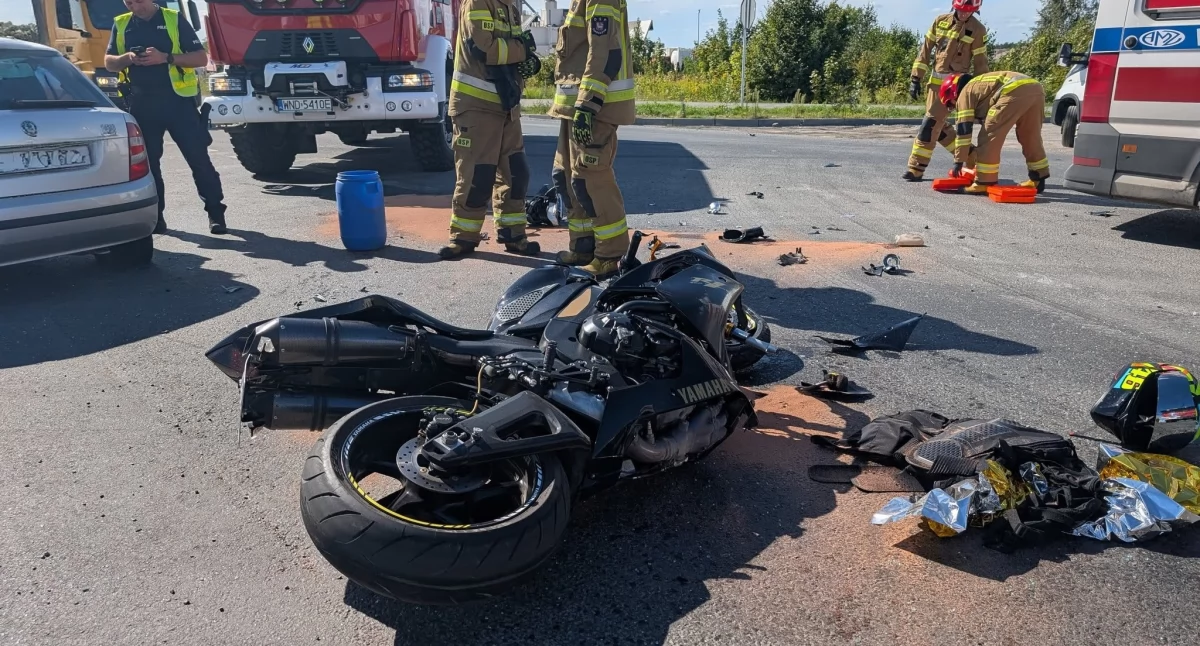 Wypadek na DK 62 w Zakroczymiu z udziałem auta osobowego i motocykla (fot. KP PSP w Nowym Dworze Mazowieckim)
