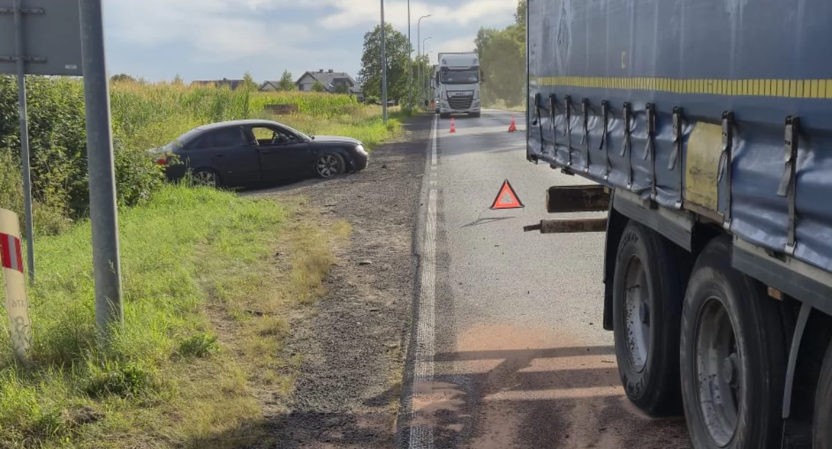 Zderzenie Audi z pojazdem ciężarowym na DK 62 w Wygodzie Smoszewskiej (fot. KP PSP w Nowym Dworze Mazowieckim)