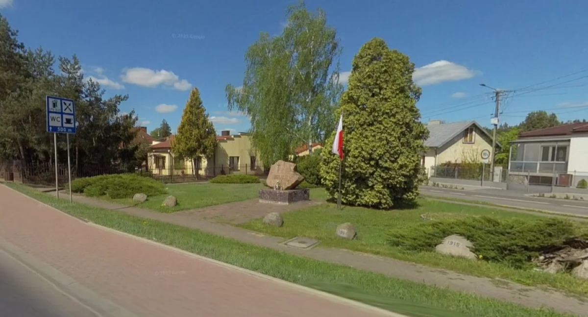 Skwer przy zbiegu ulic Warszawskiej i Wojska Polskiego w Pomiechówku (fot. Google Maps) 2