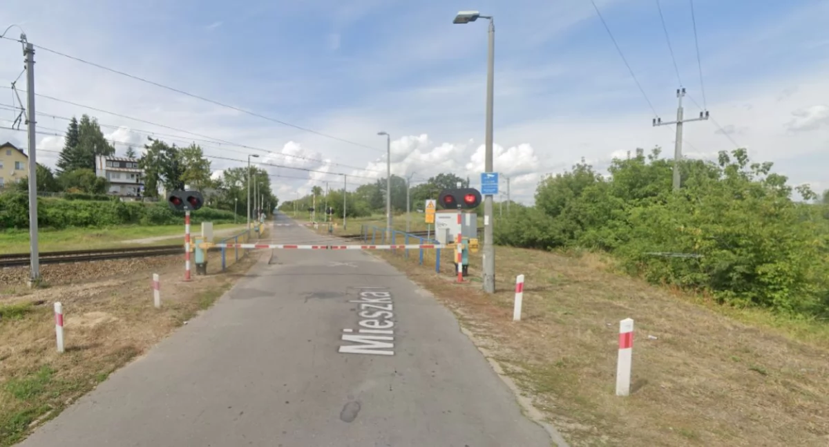 Przejazd kolejowy w ciągu ulic Mieszka I i Kolejowej w Nowym Dworze Mazowieckim, fot. www.google.com/maps