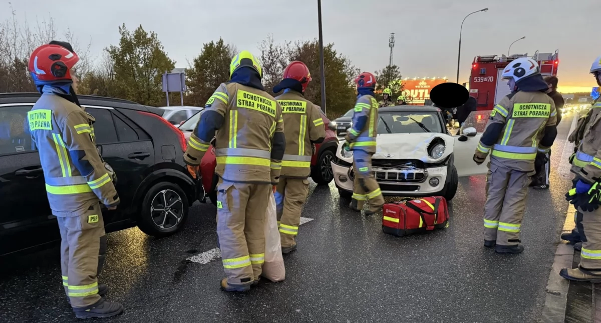 Zderzenie trzech aut osobowych na trasie S7 w Czosnowie (fot. OSP Łomna)