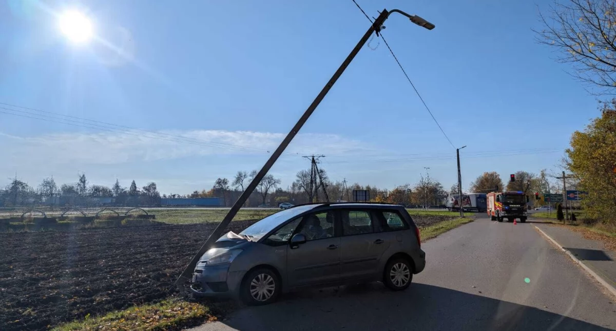 W Palmirach kierowca samochodu osobowego uderzył w latarnię (fot. KP PSP w Nowym Dworze Mazowieckim)