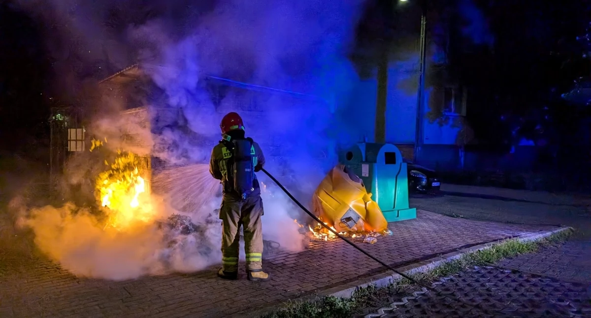 Pożar pojemników na odpady (zdjęcie ilustracyjne, fot. KP PSP w Nowym Dworze Mazowieckim)