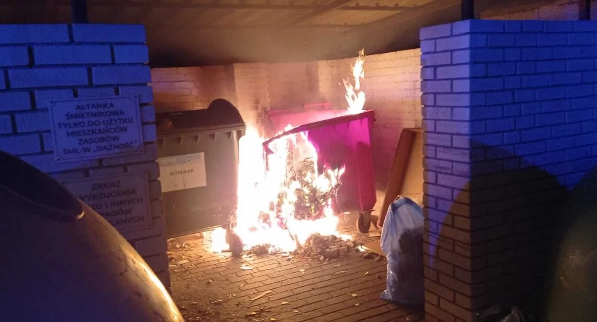 Pożar kontenerów na odpady na Osiedlu Młodych (fot. KP PSP w Nowym Dworze Mazowieckim)