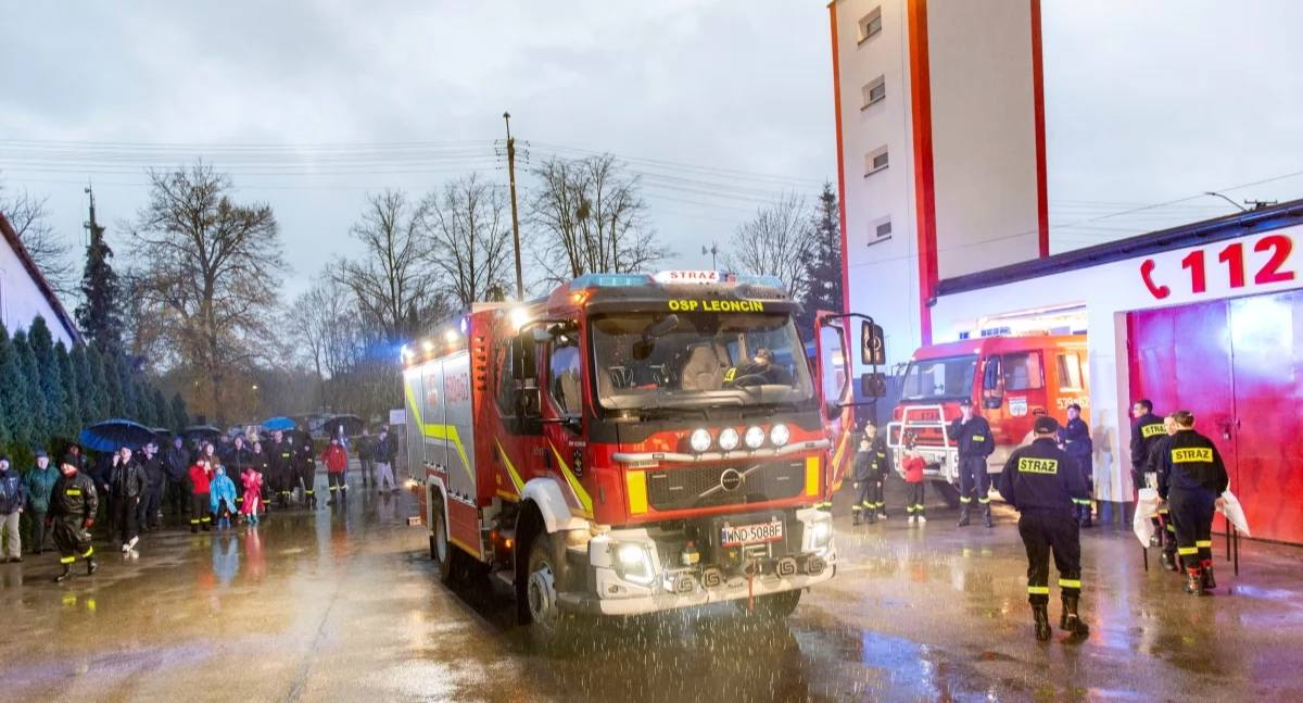 Przywitanie nowego wozu w remizie OSP Leoncin (fot. Urząd Gminy Leoncin)