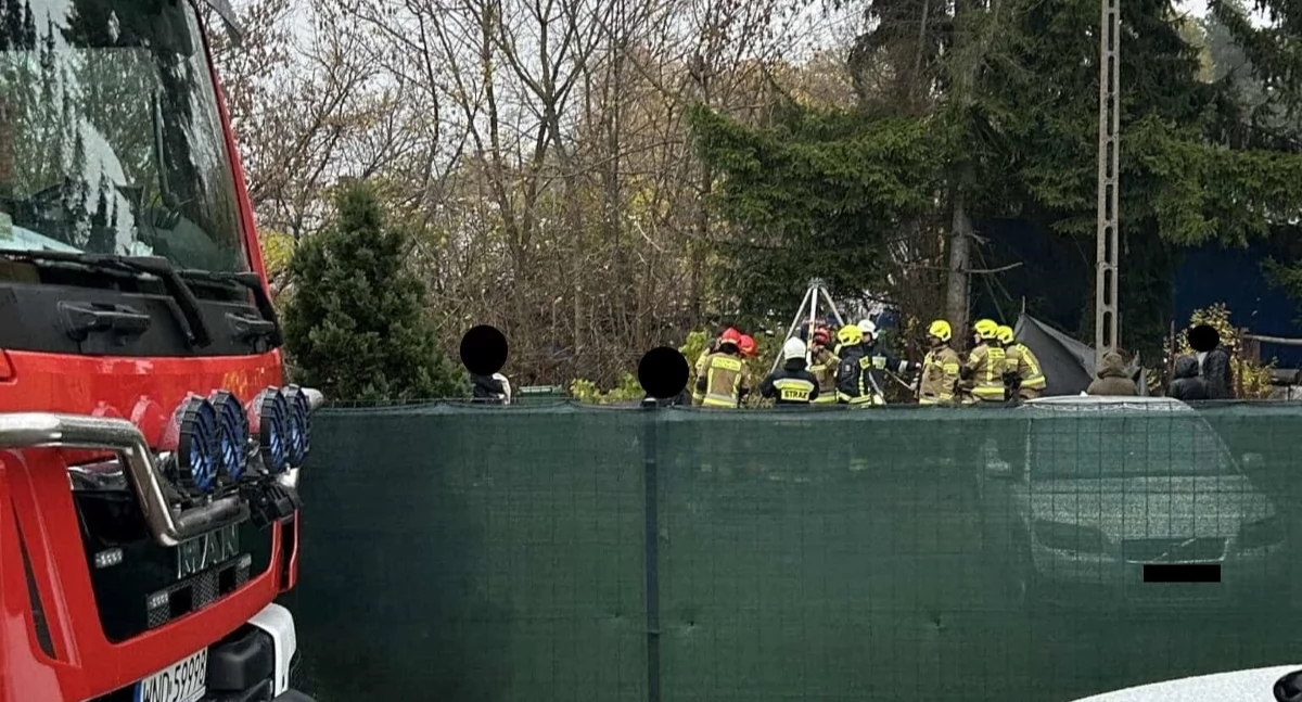 Strażacy uratowali kota z głębokiej studni w Pomiechówku (fot. OSP Pomiechówek)