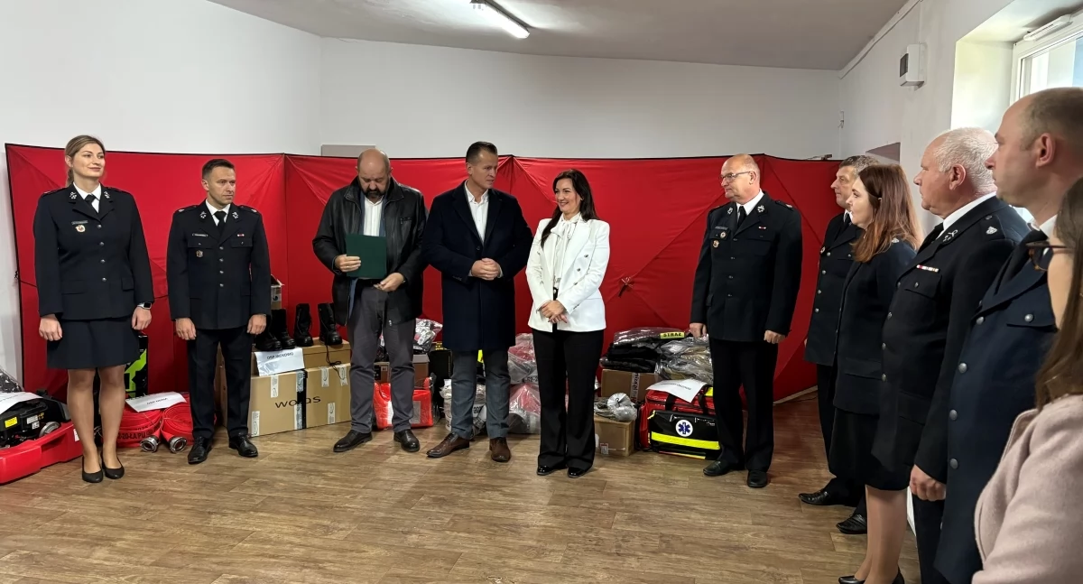 Przekazanie nowego wyposażenia strażakom ochotnikom z gminy Nasielsk (fot. Urząd Miejski w Nasielsku)