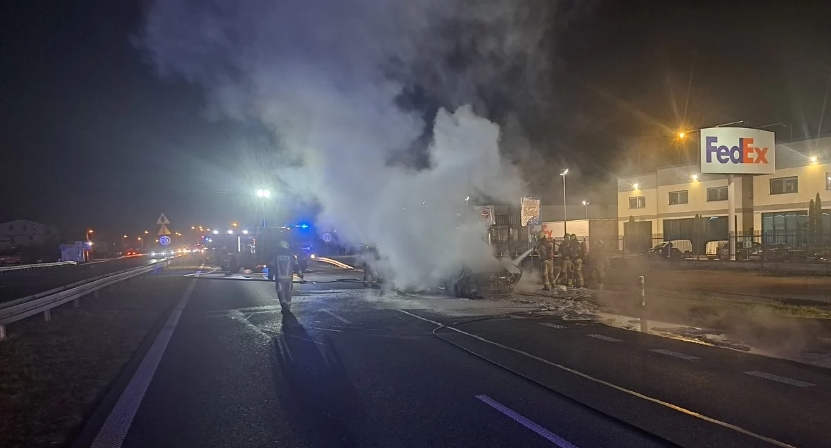 Pozar auta osobowego na S7 (fot. OSP Łomna)