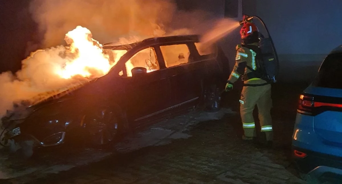 Pożar auta przy ul. Malewicza w Nowym Dworze Mazowieckim (fot. KP PSP w Nowym Dworze Mazowieckim)