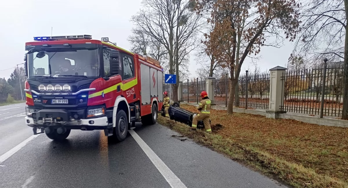 Dachowanie auta osobowego przy skrzyżowaniu DK 62 i DK 85 w Nowym Dworze Mazowieckim (fot. OSP Ratownictwo Wodne)