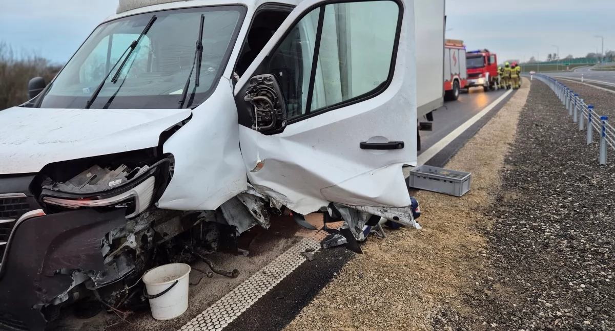 Auto dostawcze uderzyło w bariery na trasie S7 (fot. KP PSP w Nowym Dworze Mazowieckim)