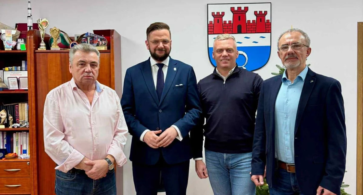 Polityka, Trzech nowych radnych Klubie Odnowa Zmiany Radzie Miasta Dwór Mazowiecki - zdjęcie, fotografia
