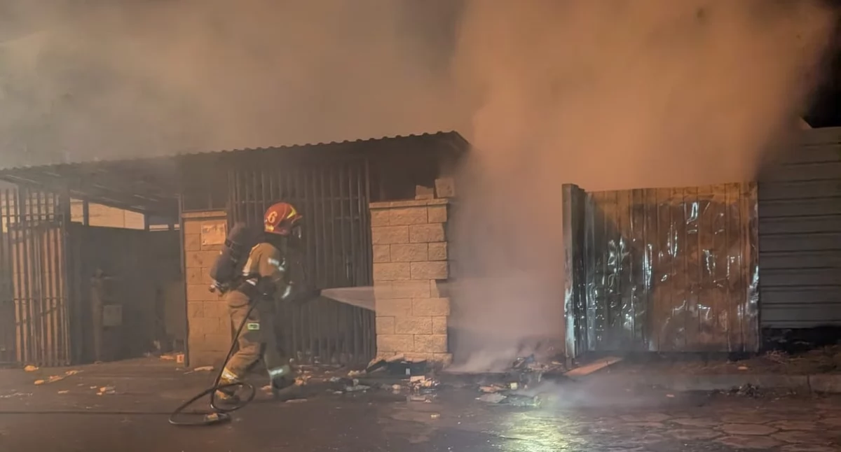 Pożar odpadów i wiaty śmietnikowej przy ul. Bema (fot. KP PSP w Nowym Dworze Mazowieckim)