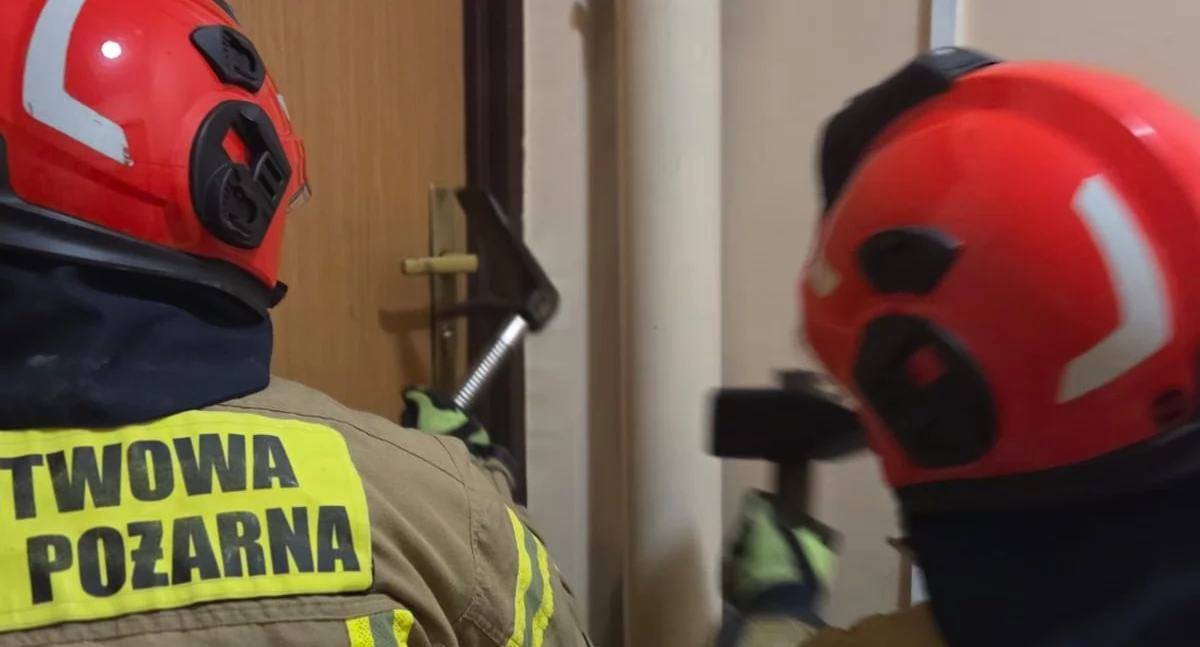 Strażacy wyważyli drzwi mieszkania w bloku przy ul. Mazowieckiej (fot. KP PSP w Nowym Dworze Mazowieckim)