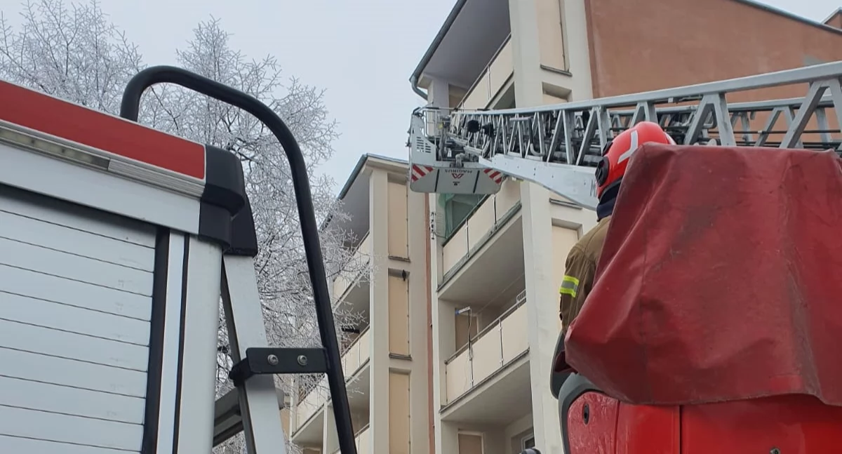 Interwencja służb ratowniczych w bloku przy ul. Lotników w Nowym Dworze Mazowieckim (fot. KP PSP w Nowym Dworze Mazowieckim)