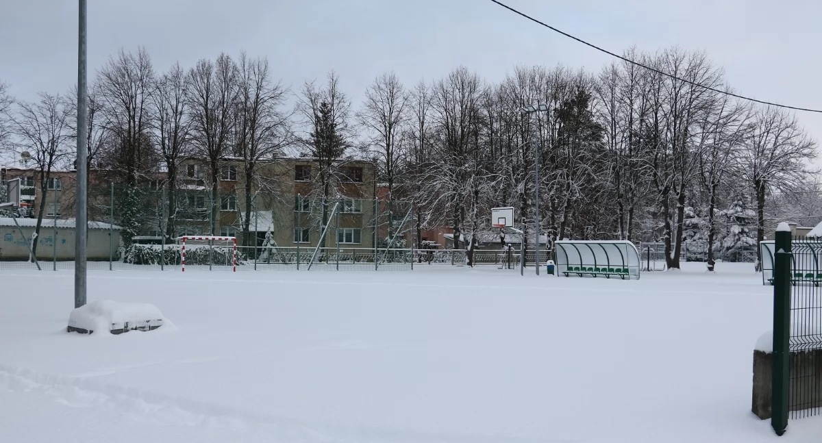 Boisko wielofunkcyjne przy Szkole Podstawowej w Pomiechówku (fot. Urząd Gminy Pomiechówek)