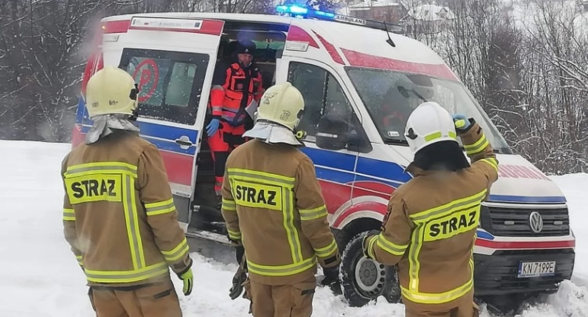 Karetka pogotowia zakopana w śniegu (zdjęcie poglądowe, fot. KM PSP w Nowym Sączu)