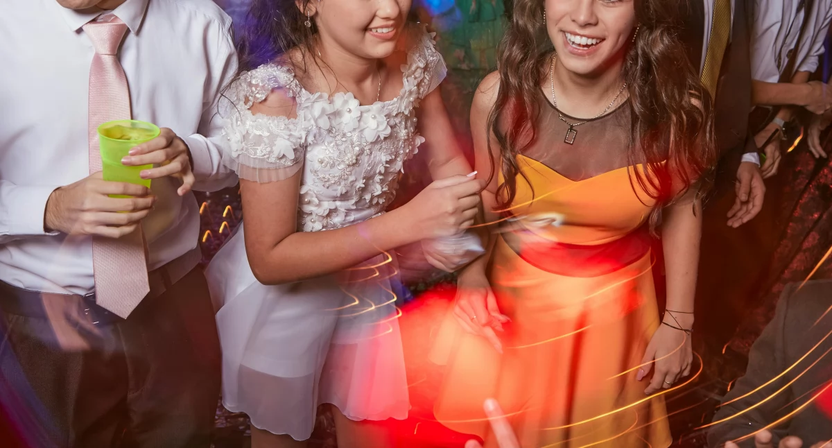 Zdjęcie dodane przez Juliano Astc: https://www.pexels.com/pl-pl/zdjecie/ludzie-swiatla-przyjaciele-znajomi-12283299/