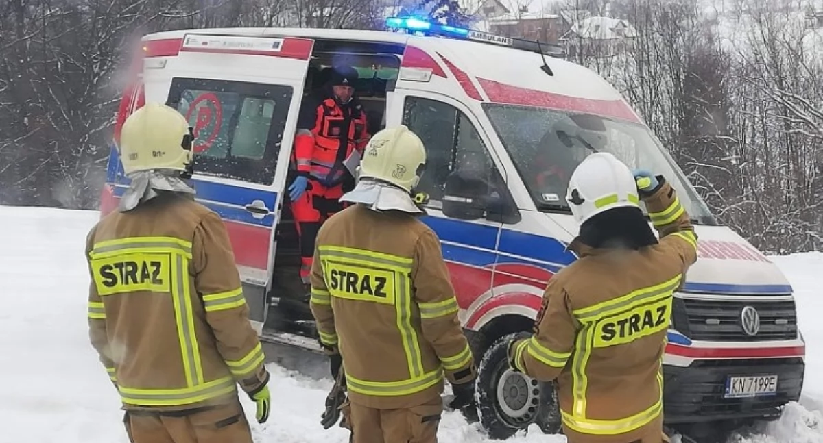 Karetka pogotowia zakopana w śniegu (zdjęcie poglądowe, fot. KM PSP w Nowym Sączu)