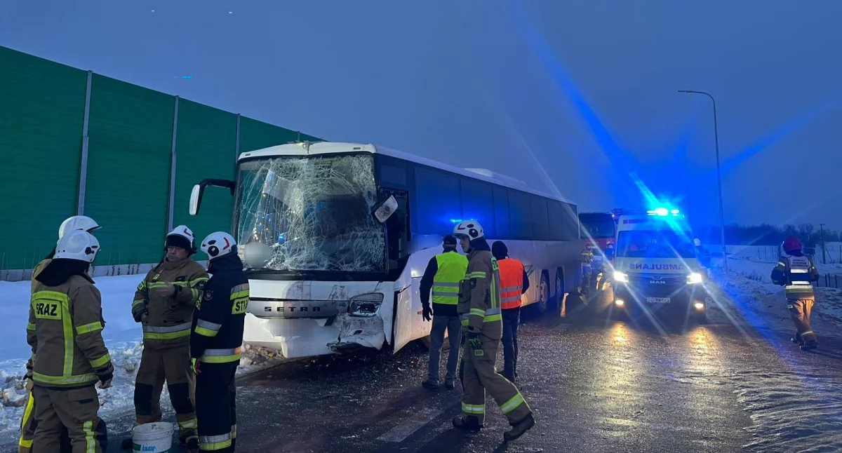 Wypadki drogowe, Zderzenie dwóch autokarów Kroczewie Jedenaście osób zostało poszkodowanych (aktualizacja) - zdjęcie, fotografia