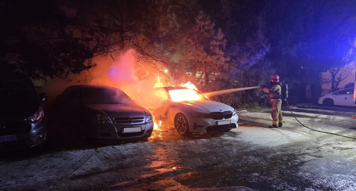 Pożar aut na Osiedlu Młodych(fot. KP PSP w Nowym Dworze Mazowieckim)