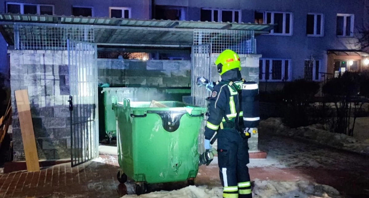Pożar kontenera na odpady w wiacie śmietnikowej przy ul. Chemików (fot. OSP Nowy Dwór Mazowiecki)